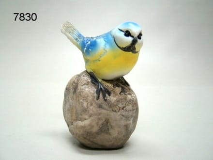 Geharo Beeldje pimpelmees op steen - 8 cm - polystone