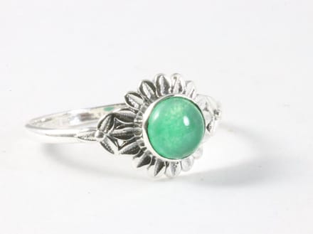 Fijne bewerkte zilveren ring met jade - maat 18