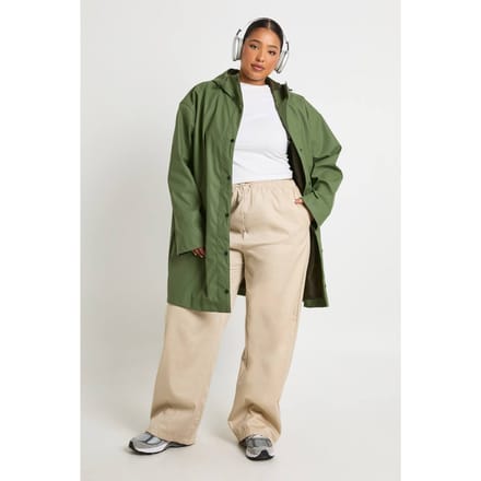 boohoo Dames Plus Gerubberiseerde Regen Midi Parka Jas | Licht Kaki | Maat: 44