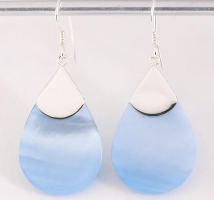 Druppelvormige zilveren oorbellen met blauwe schelp