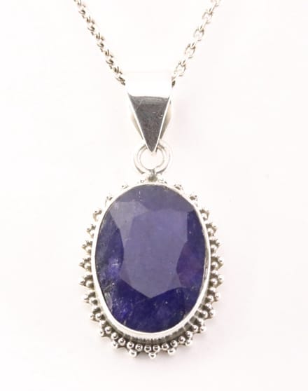 Bewerkte zilveren hanger met blauwe saffier aan ketting