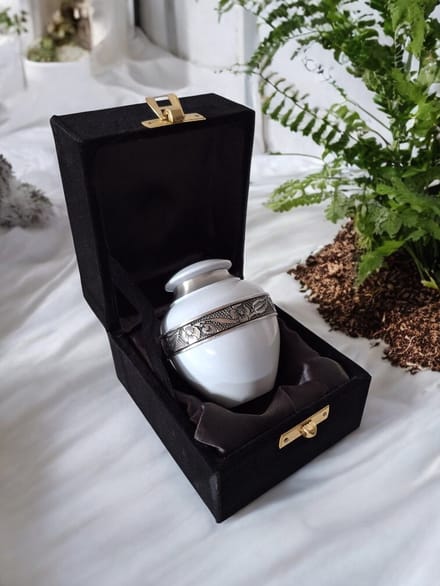Mini Urn Delphi Engraved White 13749B