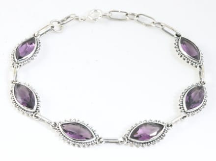 Bewerkte zilveren armband met amethist