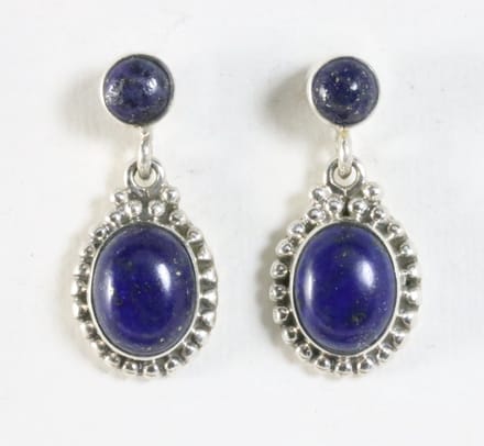 Bewerkte zilveren oorstekers met lapis lazuli