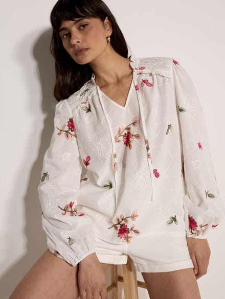 Bloemenblouse met borduursel