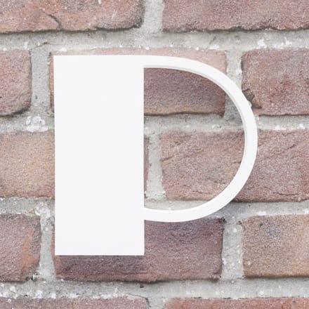 Huisnummer Broadway P wit - Huisnummerbord - 10 cm - zelfklevend