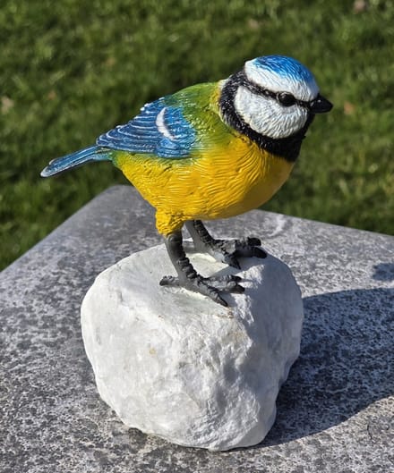 PIMPELMEES / OP SOKKELTJE VAN NATUURSTEEN / VOGEL / DIERENBEELD