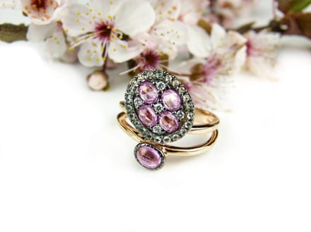 Ring in roos goud gezet met roze saffier, groene saffier en diamant