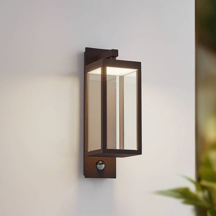 Lucande LED buiten wandlamp Ferdinand, roestkleur, sensor, IP54