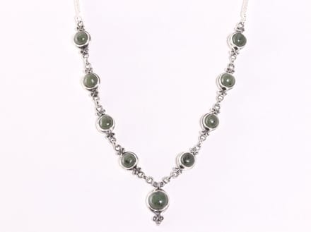 Bewerkte zilveren ketting met jade