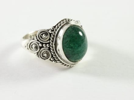 Bewerkte zilveren ring met jade - maat 18.5