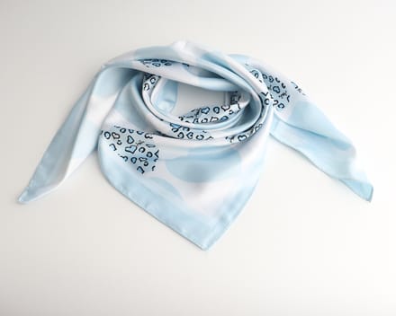 June Vina bandana dames – Blauw panter hart print – Satijnlook – 70x70 cm