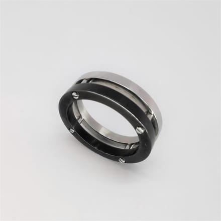 - TOP - DESIGN - HEREN RING - RVS -SCHROEF - ZWART – ZILVER – MAAT 19