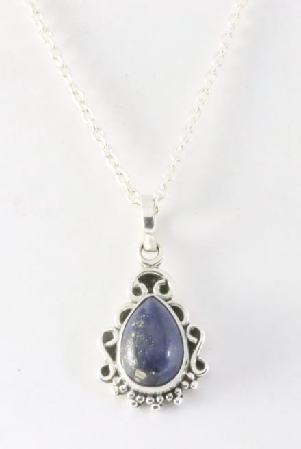 Fijne bewerkte zilveren hanger met lapis lazuli aan ketting