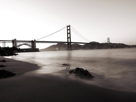 Fotobehang - San Francisco: Golden Gate Bridge in zwart-wit.