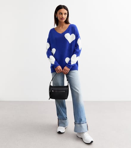Blauwe V-hals oversized gebreide hartjestrui.