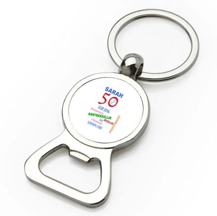 Akyol - sarah 50 flesopener - Verjaardag cadeau - mama - grappige tekst - 9 bij 3 cm
