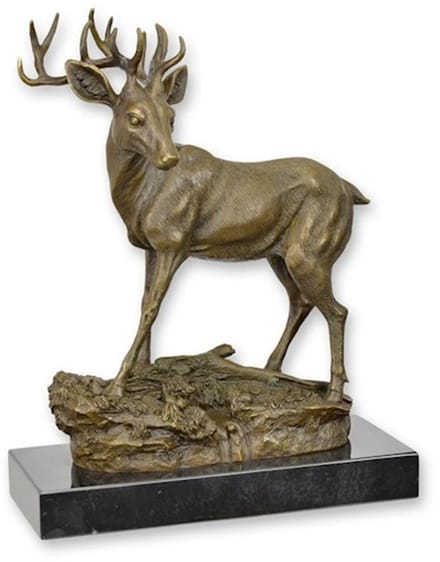Een bronzen sculptuur van een hert