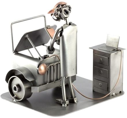 Metalen beeldje - Automonteur - Automonteur met computer - Moerenbeeldje - By Rawa