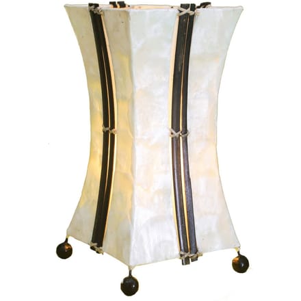 Woru Milla tafellamp, Capiz en bamboe, hoogte 30 cm