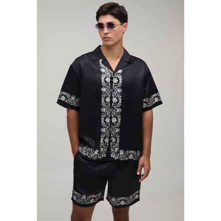 Oversized Shirt Met Korte Mouwen En Short Set Met Satijn En Bloemige Randprint | Black | Size Medium
