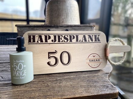 Creaties van hier - Serveerplank Sarah - Zeeppompje 50 jaar - Pensioen - 55 cm - Hout