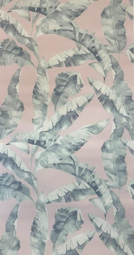 Roze Behang met Groene Palmbladeren L84403 | Tropisch Vliesbehang
