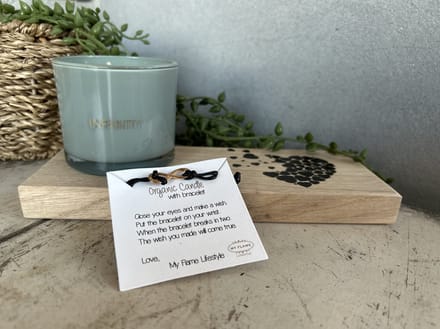 Creaties van Hier - Geurkaars Infinity op houten plankje met armband - Moederdag