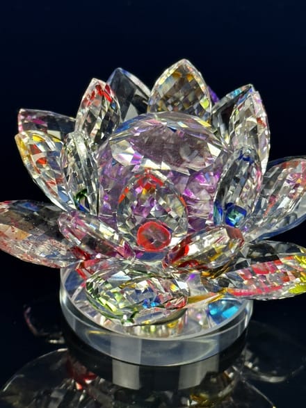 Luxe Kristallen Lotus Bloem – Multicolor Reflectie – Elegant en Tijdloos Design