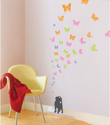 Decoratieve muurstickers met een kat en vlinders
