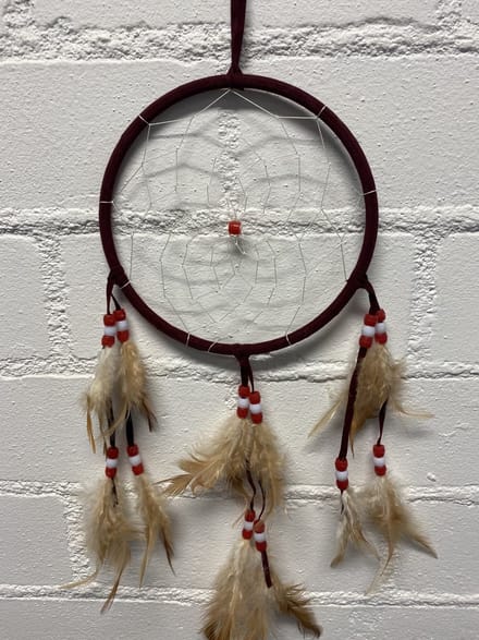 Dromenvanger met veren - bordeaux rood - Dreamcatcher with feathers- Dia 15 cm x lengte 40 cm