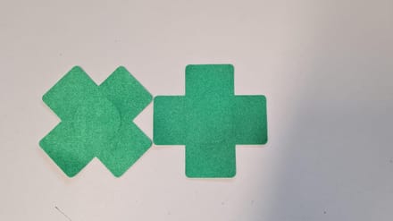 Finnacle - "Grasgroen Kruis Tepelstickers - Plakkers - Covers #Sexy #GreenCross"