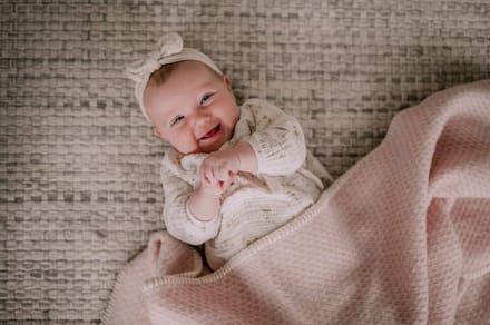 Wiegdeken wol - Pure Baby Love - bee - zacht roze