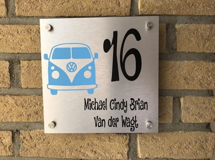 Naambordje / huisnummer voordeur met een Volkswagen transporter
