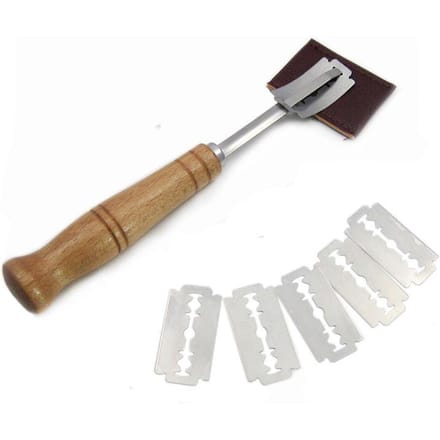 Broodschrijfhulpmiddel met houten handvat en bakkersdeegschrijfmes white