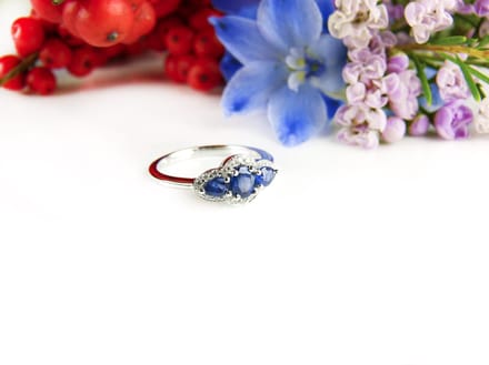 ring in wit goud gezet met blauwe saffier en diamant