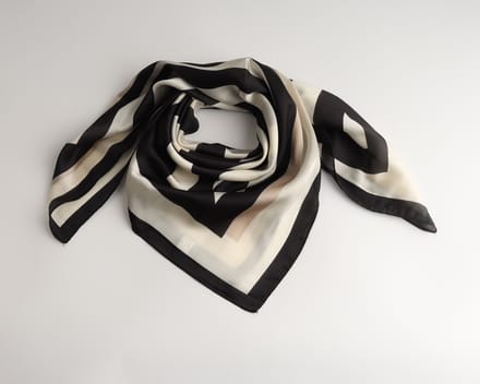 Rafaela Bandana Dames – 70x70 cm – Zwart Wit Beige Gestreept