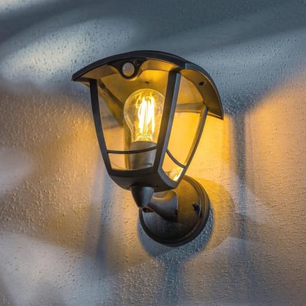 Traditionele Zwarte Zonne-energie Buitenmuur Lantaarn met LED Warm Wit Licht en Bewegingssensor