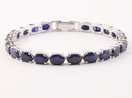 Zilveren tennisarmband met blauwe saffier - lengte 17 cm.