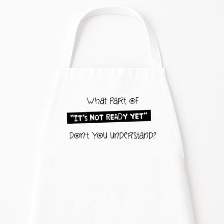 Go Mama - Keukenschort “What part of it’s not ready yet don’t you understand” – Humor kookschort – One Size – Verstelbaar – Wit – Cadeau voor kookliefhebbers