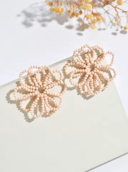 Oorbellen flower beige / light pink - kralen oorbellen