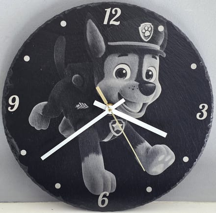 Wandklok Leisteen - Paw Patrol (Chase) - Laser gegraveerd