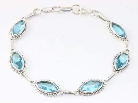 Bewerkte zilveren armband met blauwe topaas