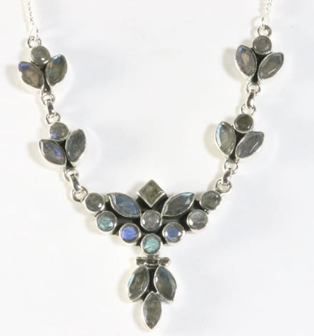 Zilveren collier met labradoriet stenen