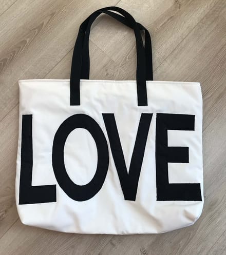 Dedicated creations, Grote handgemaakte tas met LOVE-applicatie