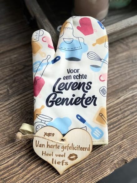Ovenhandschoen met de tekst `Voor een echte levensgenieter` + hartje liefs / vaderdag / verjaardag