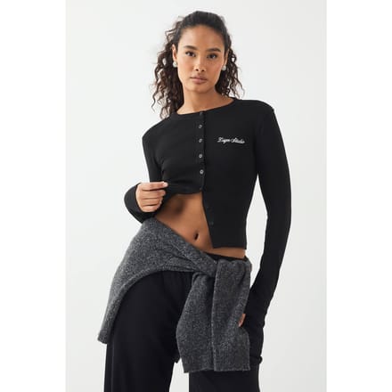 Dames DSGN Studio Geribbelde Script Borduurwerk Doorknoop Lange Mouw Top | Black | Maat: 2XL