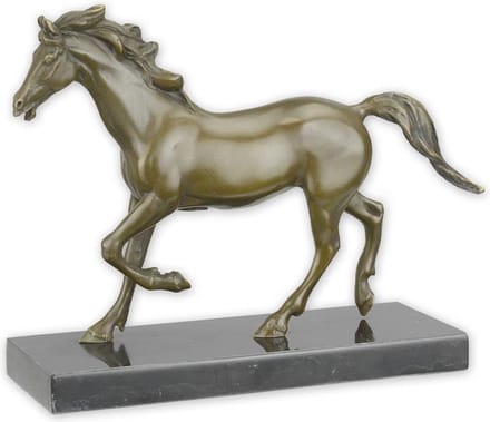 EEN BRONZEN BEELD VAN EEN PAARD