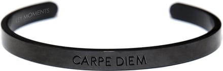 Key Moments 8KM-BM0001 Stalen open bangle met tekst - Carpe diem - One-size - Zwart