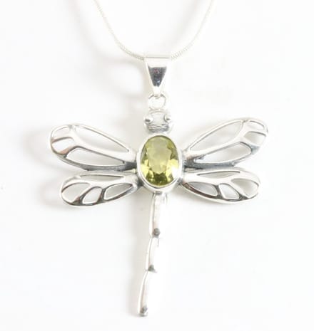 Opengewerkte zilveren libelle hanger met citrien aan ketting